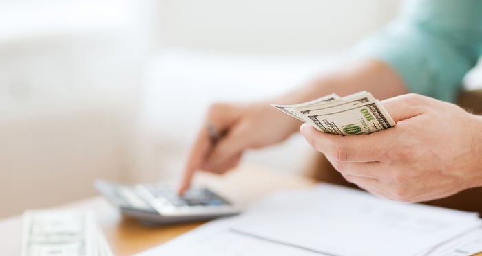 ¿Se puede emitir una factura en dólares y hacer el pago en pesos?