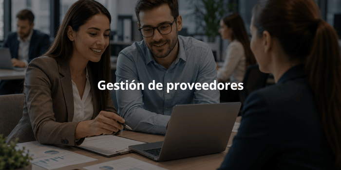 Profesional analizando información de proveedores en una plataforma digital dentro de una oficina corporativa.