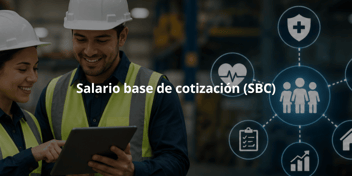 Trabajadores consultando información laboral relacionada con el salario base de cotización y prestaciones ante el IMSS