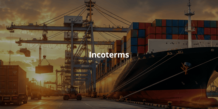 Operación de comercio internacional con contenedores de carga y transporte marítimo relacionada con los Incoterms